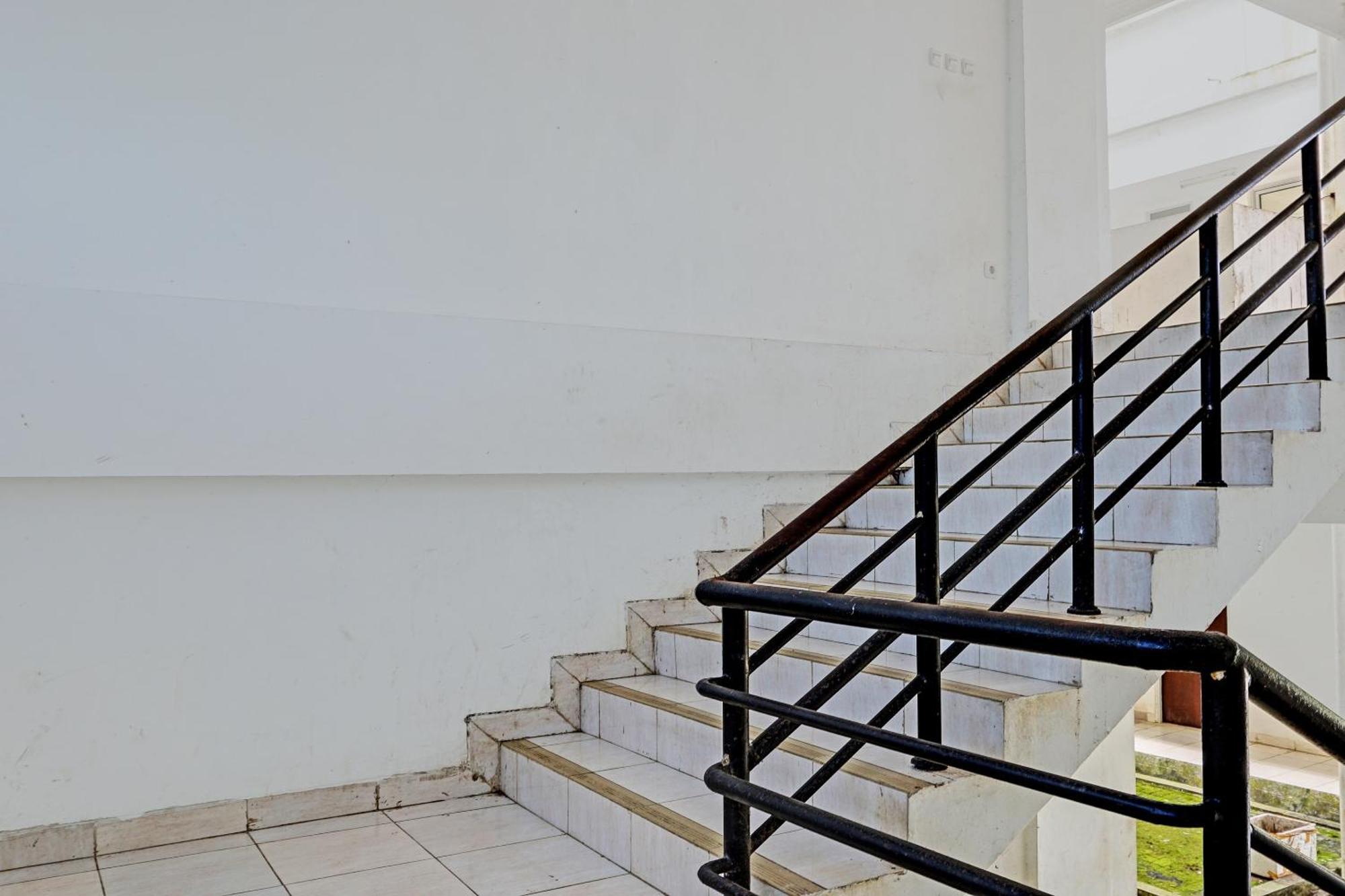 Spot On 92374 Penginapan Rusunawa Μαλάνγκ Εξωτερικό φωτογραφία